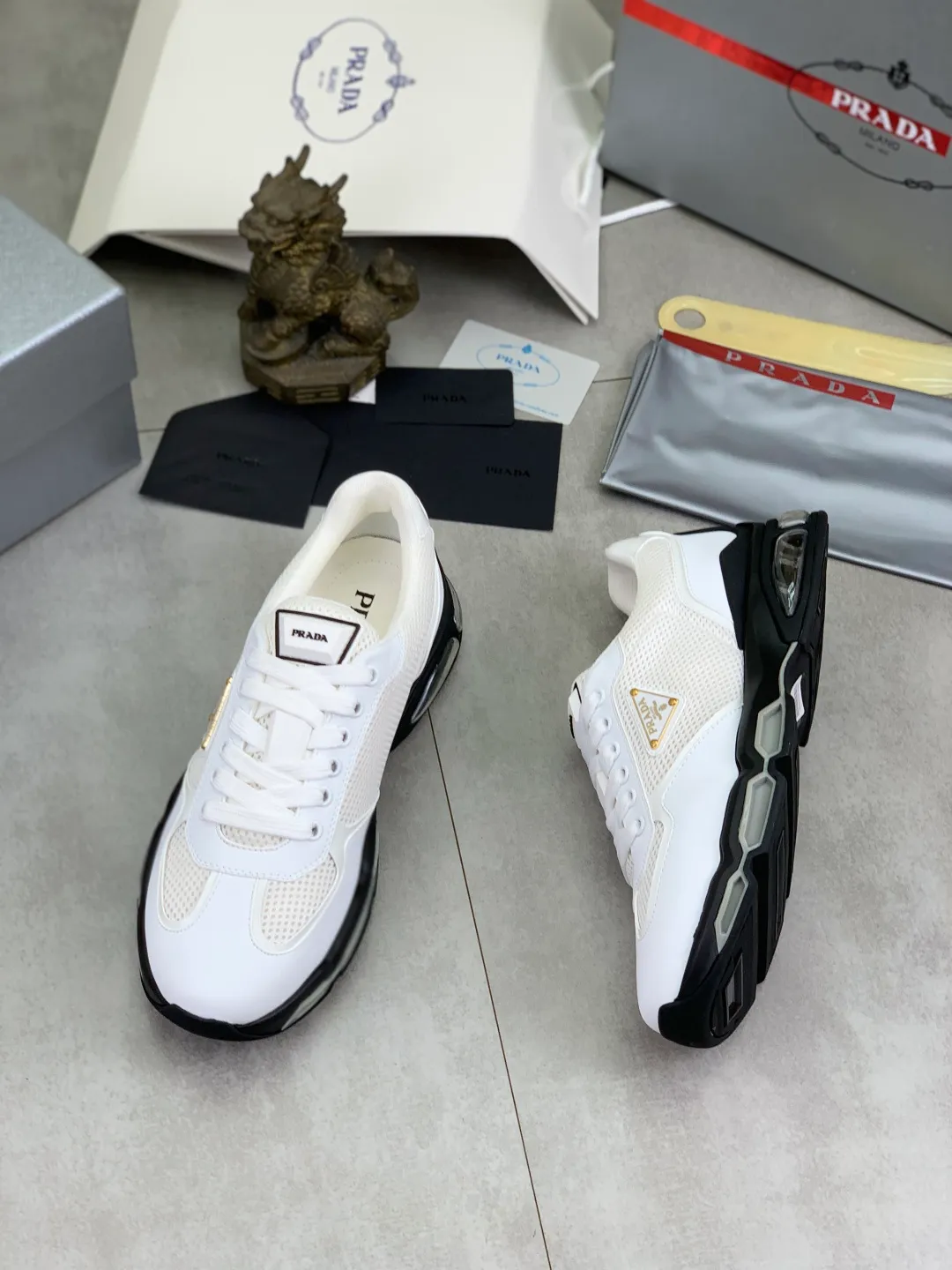 Men's men's shoes 💰P660 💰[New model] The top version is now available on the official website, 🆘 Air-cushion shock-absorbing thick-soled trendy brand (Prada) is the main popular model, avant-garde and versatile fashionable men's shoes, private version mold opening, cowhide surface splicing 1:1.. Simple fashion, original imported cowhide feet; the atmosphere and personality are more fashionable, eye-catching and pursuing class. It will subvert the old idea and be a must-have for fashion trendsetters with you! Must keep it for yourself ! Tall and comfortable, large and low, high-end quality workmanship. Code number: 38-45; 4 colors available.